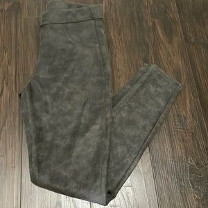 KNOX ROSE. XS. FAUX SUEDE GREY LEGGINGS.